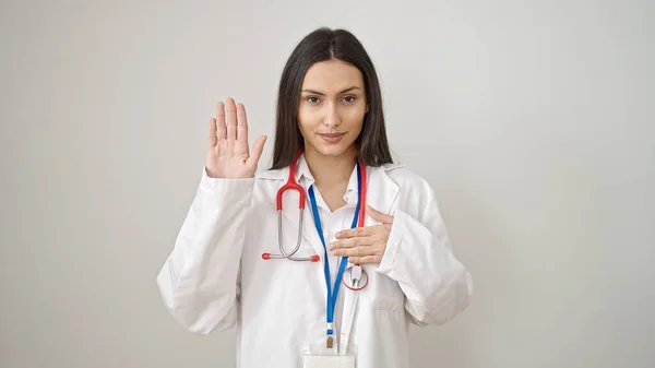 Jovem Bela Mulher Hispânica Médico Fazendo Juramento Com Mão Peito — Fotografia de Stock