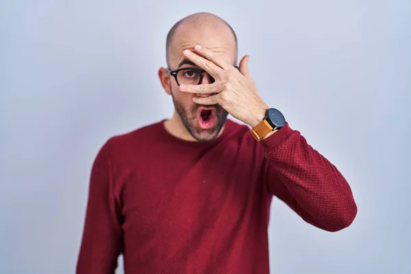 Beyaz Arka Planda Sakallı Genç Kel Bir Adam Gözlük Takıyor — Stok fotoğraf