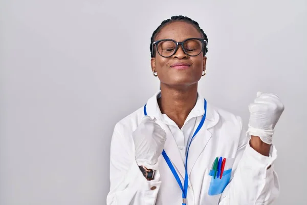 Femme Africaine Avec Des Tresses Portant Uniforme Scientifique Célébrant Surpris — Photo