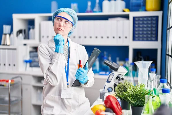 Beautiful Woman Working Scientist Laboratory Food Serious Face Thinking Question — Stock Photo, Image