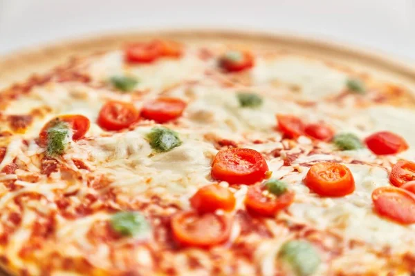 Prato Delicioso Pizza Italiana Caprese Sobre Fundo Branco Isolado — Fotografia de Stock