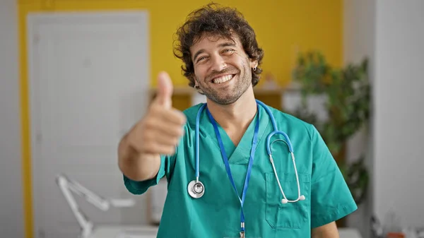 Joven Médico Hispano Haciendo Pulgar Hacia Arriba Sonriendo Clínica —  Fotos de Stock