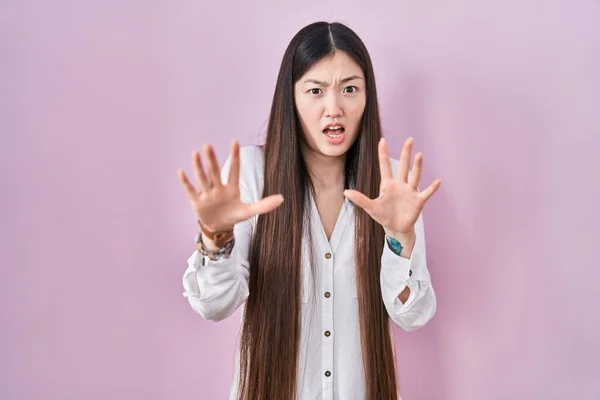 Chinese Jonge Vrouw Staan Roze Achtergrond Bang Doodsbang Met Angst — Stockfoto