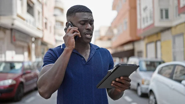 Afričan Američan Pomocí Touchpad Mluvit Smartphone Ulici — Stock fotografie