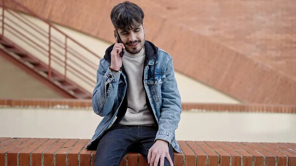 Молодий Іспаномовний Чоловік Розмовляє Телефону Вулиці — стокове фото