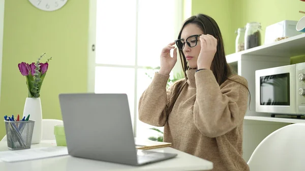 Mulher Hispânica Bonita Usando Laptop Usando Óculos Sala Jantar — Fotografia de Stock