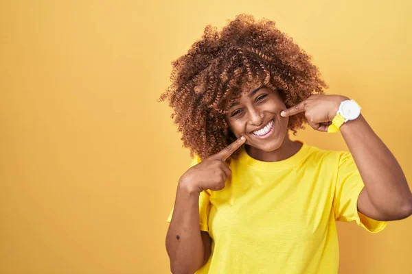Mulher Hispânica Jovem Com Cabelos Encaracolados Sobre Fundo Amarelo Sorrindo — Fotografia de Stock