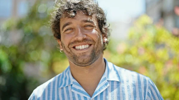Jovem Hispânico Sorrindo Confiante Parque — Fotografia de Stock