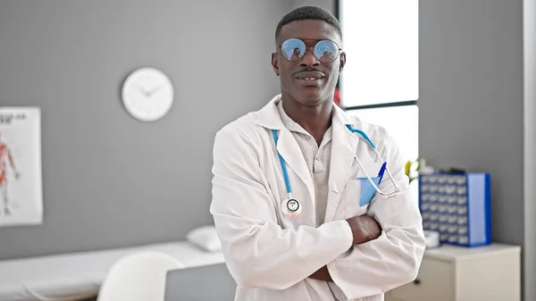 Африканский Американец Доктор Улыбается Уверенно Стоя Скрещенными Руками Клинике — стоковое фото