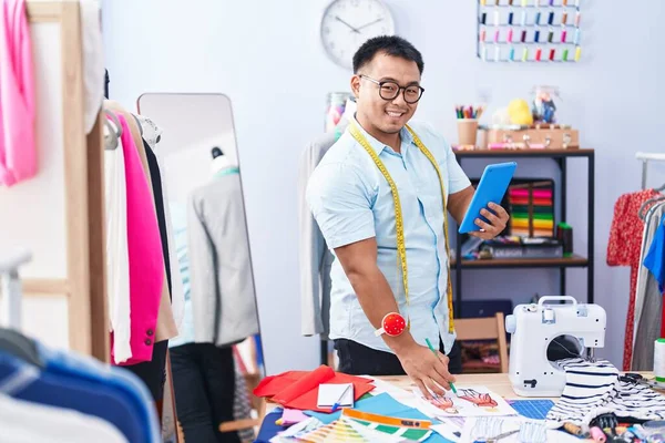 Young Chinese Man Tailor Using Touchpad Drawing Clothing Design Tailor — Stock Fotó