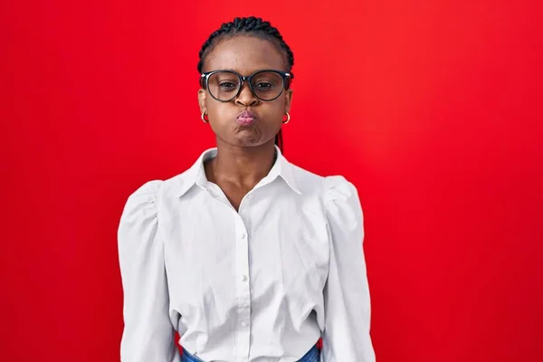 Afrikaanse Vrouw Met Vlechten Rode Achtergrond Puffende Wangen Met Grappig — Stockfoto
