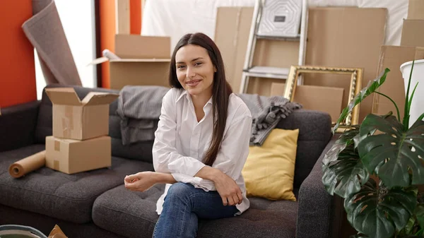 Young Beautiful Hispanic Woman Smiling Confident Sitting Sofa New Home — ストック写真