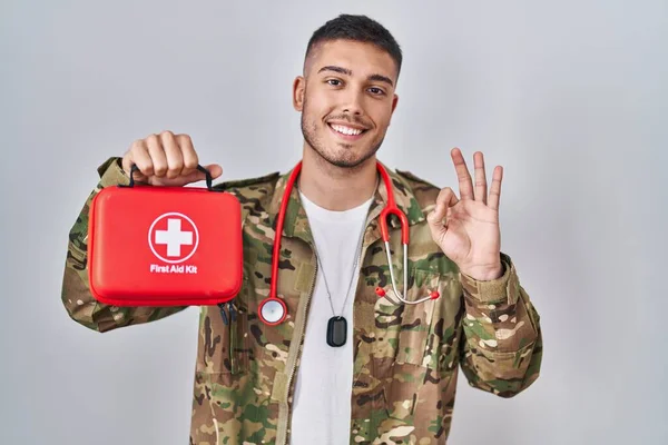 Ung Latinamerikansk Läkare Bär Kamouflage Armé Uniform Håller Första Hjälpen — Stockfoto