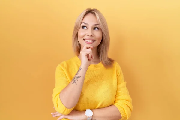 Mulher Caucasiana Jovem Vestindo Suéter Amarelo Com Mão Queixo Pensando — Fotografia de Stock