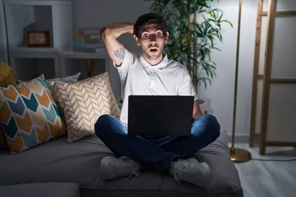 Jovem Hispânico Usando Laptop Casa Noite Louco Assustado Com Mãos — Fotografia de Stock