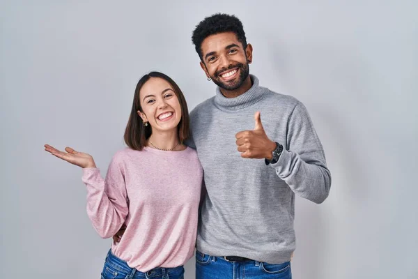 Unga Latinamerikanska Par Står Tillsammans Visar Handflatan Och Gör Gest — Stockfoto