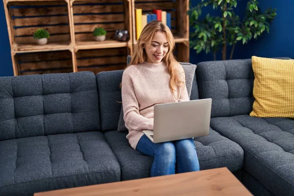 Young Woman Using Laptop Sitting Sofa Home — Foto de Stock