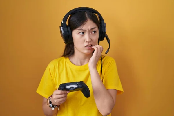 Китайская Молодая Женщина Играет Видеоигры Держа Контроллер Выглядит Напряженным Нервным — стоковое фото