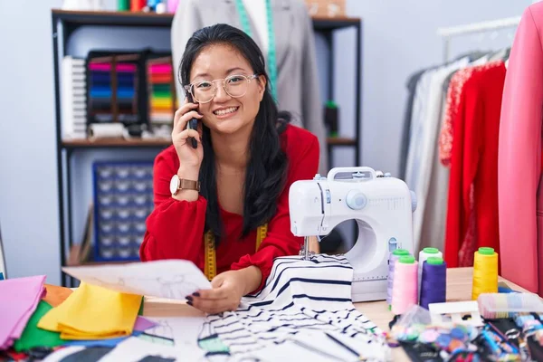 Ung Kinesisk Kvinna Skräddare Talar Smartphone Ser Kläder Design Ateljé — Stockfoto