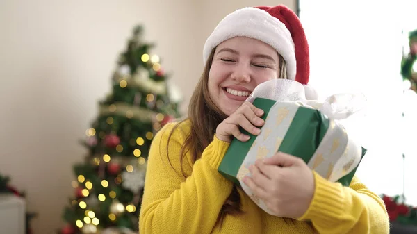 Mladá Blondýna Žena Drží Dárek Stojící Vánočního Stromku Doma — Stock fotografie