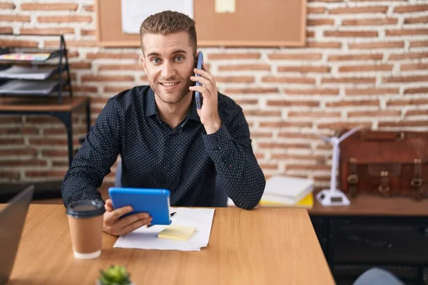 Young Caucasian Man Business Worker Talking Smartphone Using Touchpad Office — Stockfoto