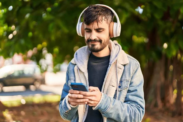 Young Hispanic Man Smiling Confident Listening Music Park — Foto de Stock