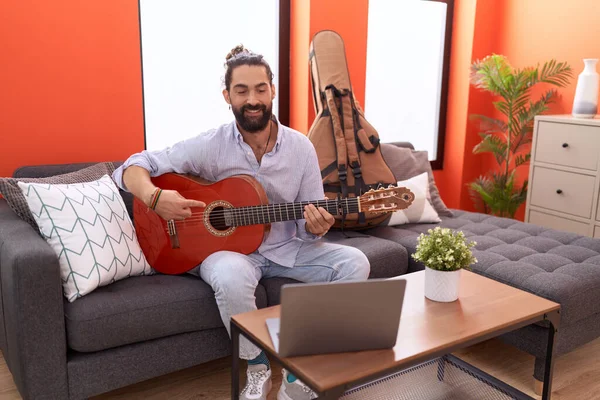 Homem Hispânico Com Barba Tocando Guitarra Clássica Casa Sorrindo Feliz — Fotografia de Stock