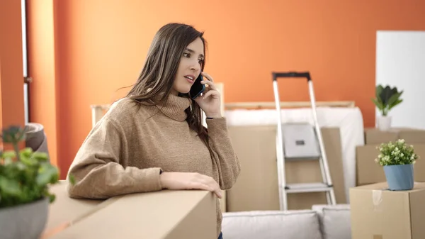 Beautiful Hispanic Woman Talking Smartphone Standing New Home — Stock Photo, Image