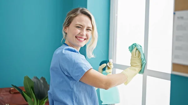 Young Blonde Woman Professional Cleaner Cleaning Window Smiling Office — ストック写真