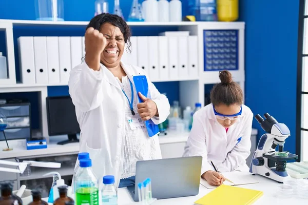 과학자 실험실에서 일하는 어머니와 은화를 듯이소리지르고 올리면서 짜증을 — 스톡 사진