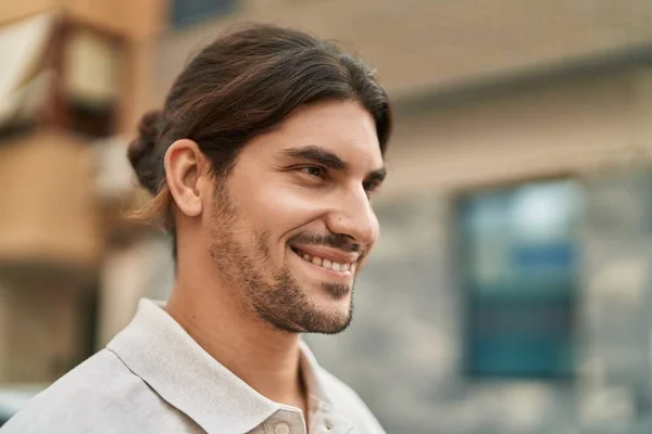 Young Hispanic Man Smiling Confident Looking Side Street — Stock Photo, Image