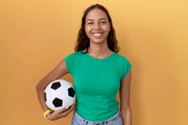 Mulher Hispânica Jovem Segurando Bola Com Sorriso Feliz Legal Rosto — Fotografia de Stock