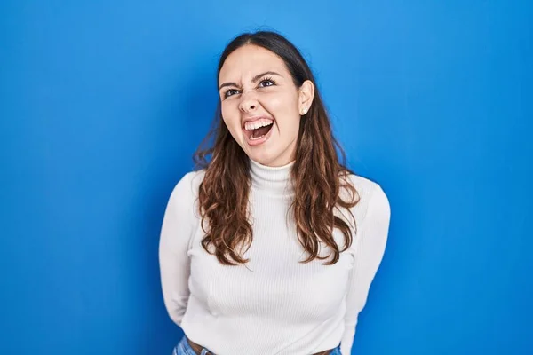 Young Hispanic Woman Standing Blue Background Angry Mad Screaming Frustrated — Fotografia de Stock