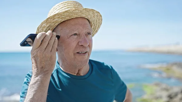 Старший Седой Турист Летней Шляпе Слушает Голосовое Сообщение Смартфона Берегу — стоковое фото