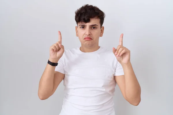Gündelik Beyaz Tişört Giyen Genç Adam Üzgün Üzgün Görünüyor Parmaklarıyla — Stok fotoğraf