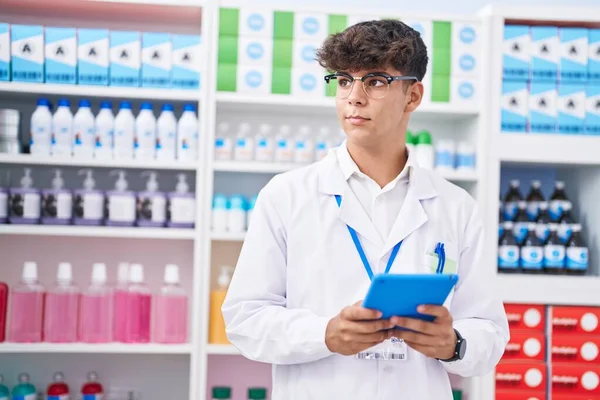 Young Hispanic Teenager Pharmacist Using Touchpad Working Pharmacy — Fotografia de Stock