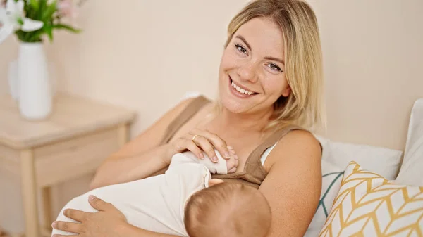 Anne Kızı Yatak Odasında Bebek Emziriyorlar — Stok fotoğraf