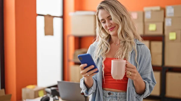 Jonge Blonde Vrouw Commerce Zakenman Met Behulp Van Smartphone Het — Stockfoto