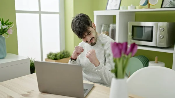 Fiatal Spanyol Férfi Használja Laptop Ünneplő Ebédlőben — Stock Fotó