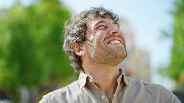 Joven Hombre Hispano Sonriendo Confiado Mirando Cielo Parque —  Fotos de Stock