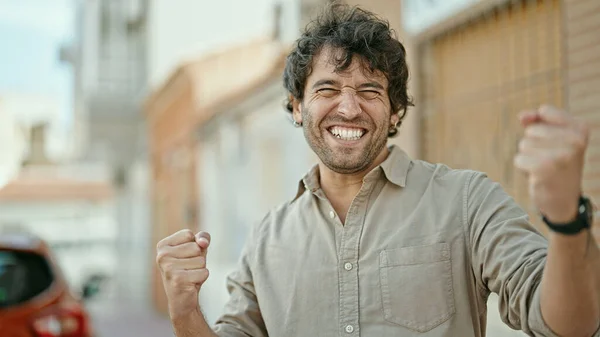 Νεαρός Ισπανόφωνος Χαμογελά Σίγουρος Στέκεται Νικητή Χειρονομία Στο Δρόμο — Φωτογραφία Αρχείου