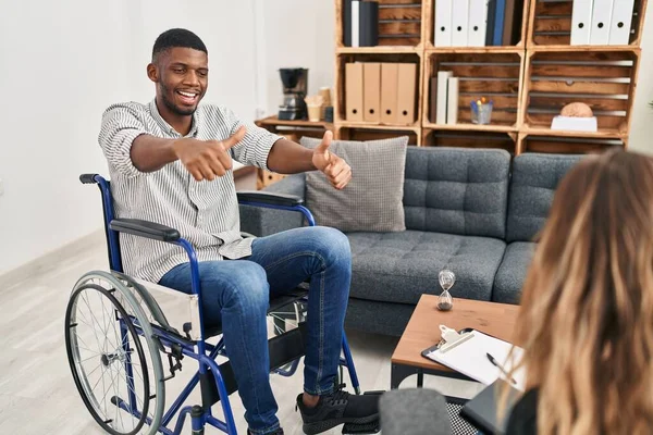 Afrikanischer Mann Der Rollstuhl Sitzt Und Positive Gesten Mit Der — Stockfoto