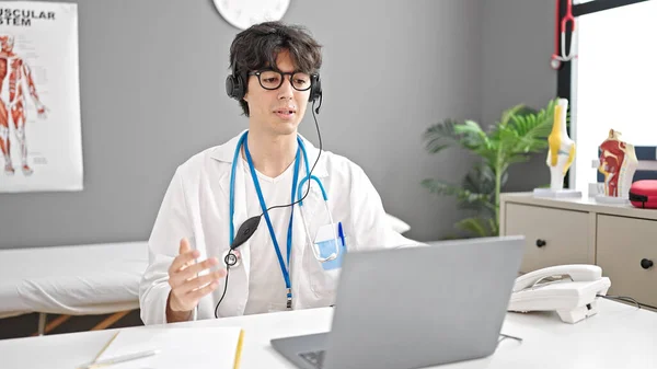 Młody Latynos Lekarz Robi Wideo Połączenie Laptopem Klinice — Zdjęcie stockowe