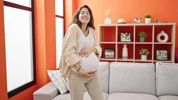 Jonge Zwangere Vrouw Aanraken Buik Dansen Thuis — Stockfoto