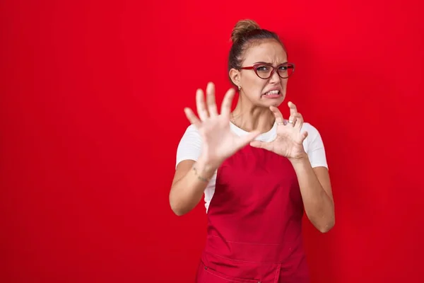 Junge Hispanische Frau Trägt Kellnerschürze Über Rotem Hintergrund Ängstlich Und — Stockfoto
