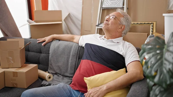 Hombre Mediana Edad Con Pelo Gris Descansando Sentado Sofá Nuevo — Foto de Stock
