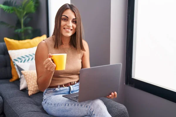 Ung Vacker Latinamerikansk Kvinna Använder Laptop Dricka Kaffe Hemma — Stockfoto