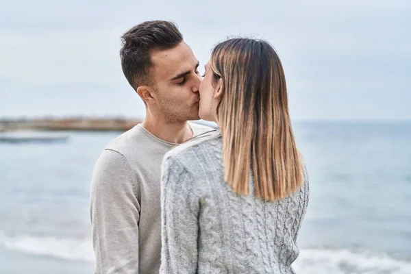 Man Woman Couple Hugging Each Other Kissing Seaside — Zdjęcie stockowe