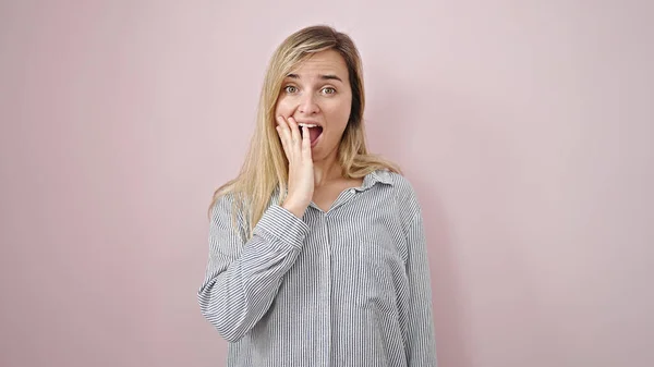 Young Blonde Woman Standing Surprise Expression Isolated Pink Background — Stock fotografie