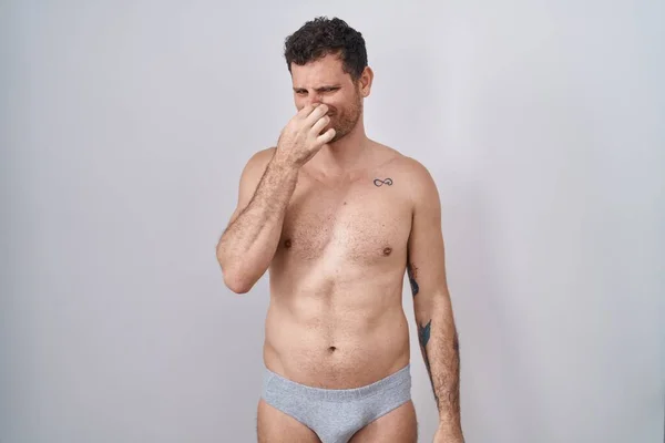 Jonge Spaanse Man Zonder Shirt Ondergoed Die Iets Stinkends Walgelijks — Stockfoto